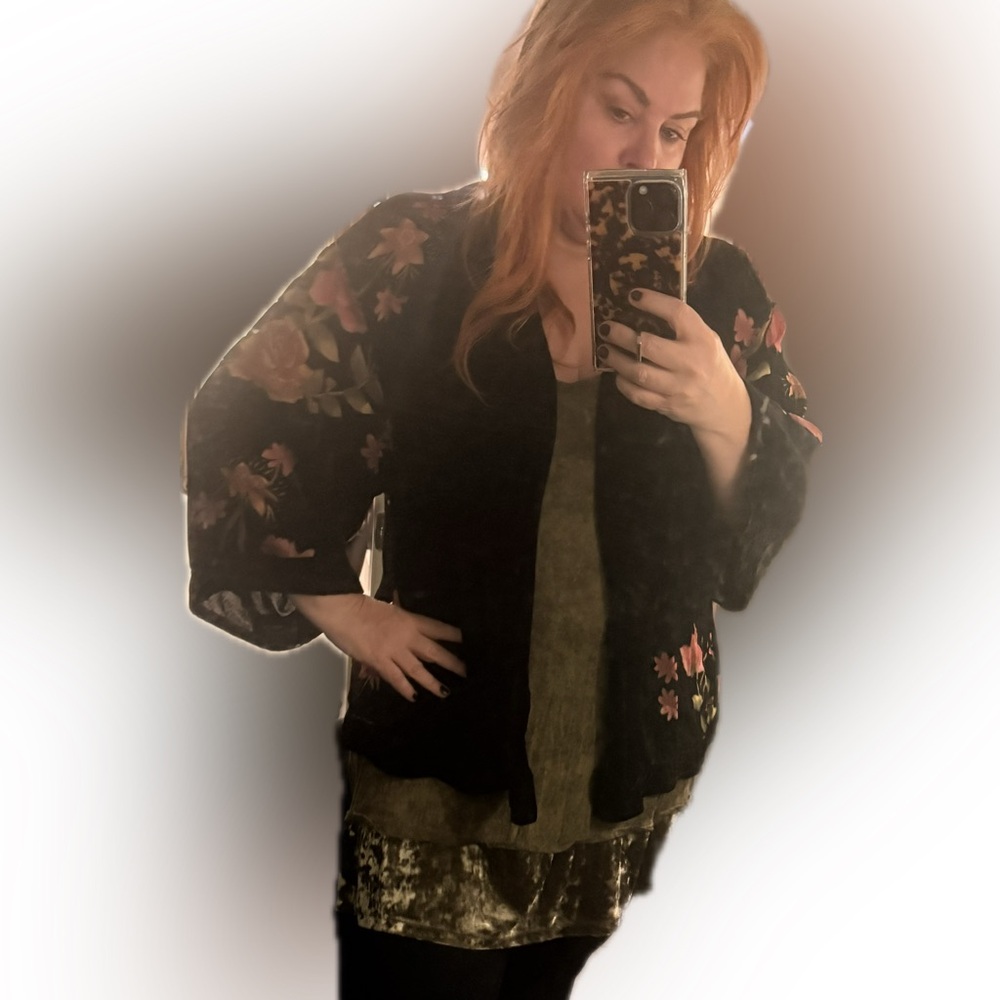 Torrid Black and Floral Women's Kimono pink green black velvet soft 1/2 size